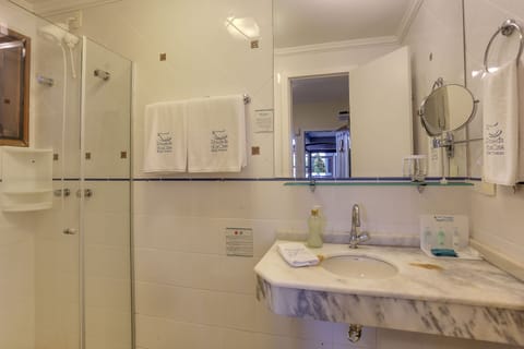 Apartamento Standard | Bathroom | Shower, free toiletries, hair dryer, bidet