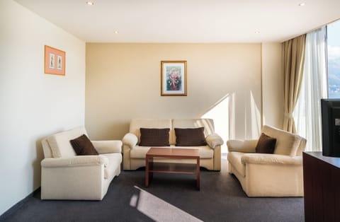 Family Suite | In-room safe, individually decorated, individually furnished, bed sheets