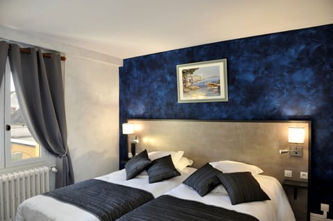 Standard Room, 2 Twin Beds | Minibar, desk, free cribs/infant beds, free WiFi