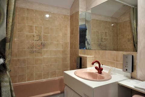 Triple Room | Bathroom | Hair dryer, towels