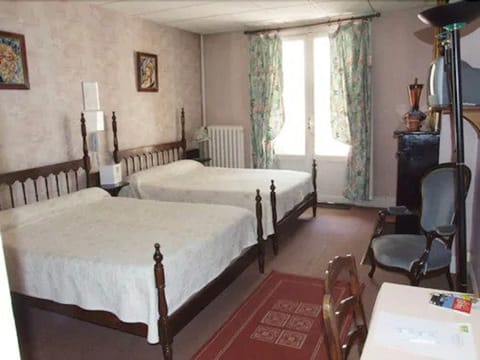 Family Room | Desk, free WiFi