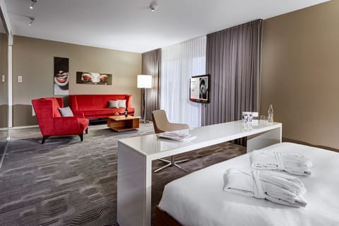 Gallery Suite | Premium bedding, free minibar, desk, blackout drapes