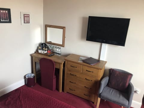 Family Room (Russet Room) | Desk, iron/ironing board, free cribs/infant beds, free WiFi