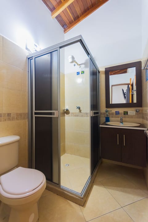 Superior Double Room | Bathroom | Combined shower/tub, towels