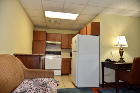 Deluxe Apartment, 2 Queen Beds | Private kitchen | Fridge, microwave, oven, stovetop