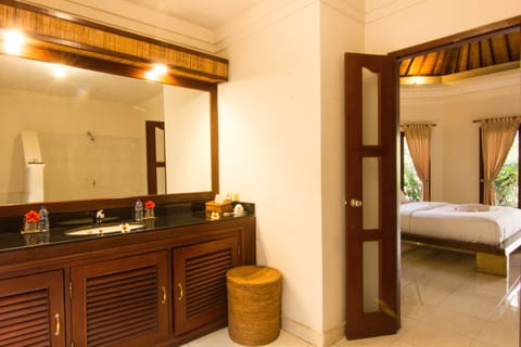 Deluxe Double Room, Sea View | Minibar, in-room safe, desk, iron/ironing board