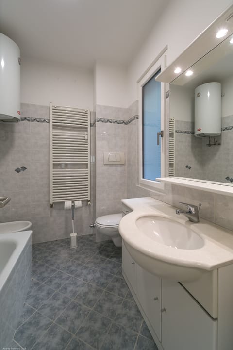 Combined shower/tub, bidet, towels