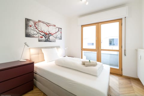 Deluxe Apartment, City View | Frette Italian sheets, premium bedding, individually decorated