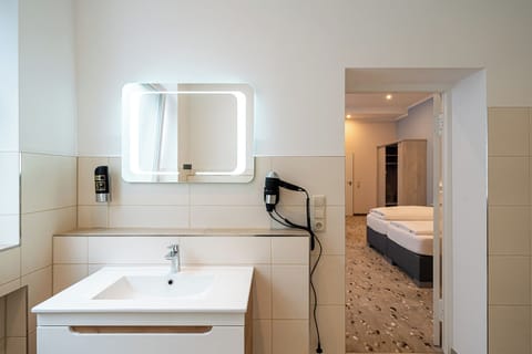 Comfort Double Room | Bathroom | Free toiletries, hair dryer, towels