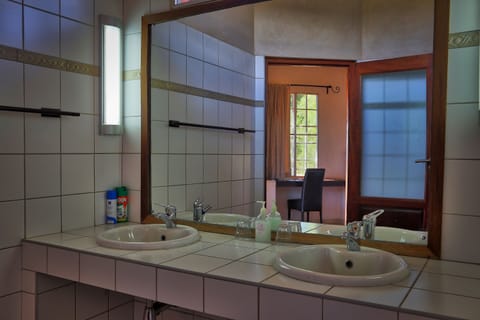 Chalet | Bathroom | Shower, rainfall showerhead, free toiletries, towels