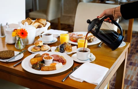 Daily full breakfast (EUR 15 per person)