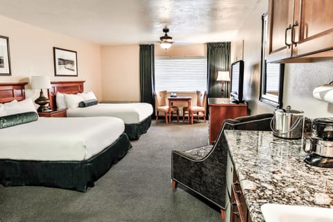 Deluxe Studio Suite, 2 Queen Beds, Kitchenette, Mountainside | Street view