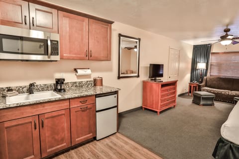 Deluxe Studio Suite, 1 King Bed with Sofa bed, Kitchenette, Mountainside | Private kitchenette | Fridge, microwave, coffee/tea maker