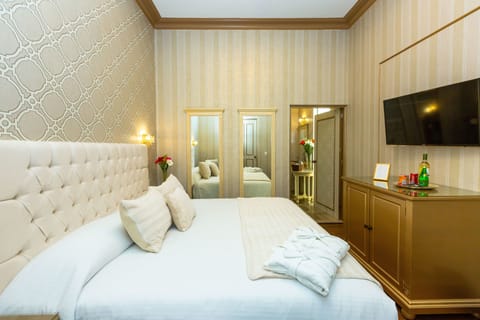 Family Suite, 2 Double Beds | Premium bedding, iron/ironing board, free WiFi, bed sheets