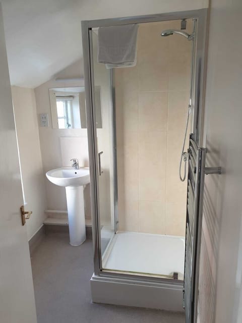 Standard Twin Room | Bathroom | Shower, rainfall showerhead, free toiletries, hair dryer