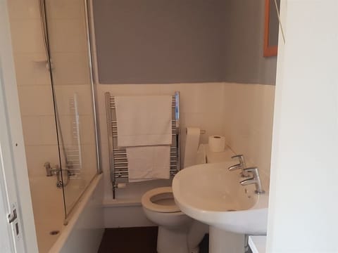 Single Room, Ensuite (Room 2) | Bathroom | Free toiletries, hair dryer, towels