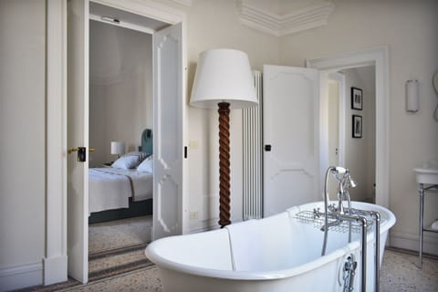 Royal Apartment | Bathroom | Free toiletries, hair dryer, bidet, towels