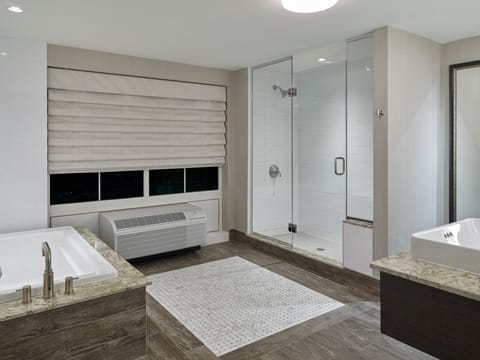 Classic Studio Suite | Bathroom | Shower, hair dryer, towels