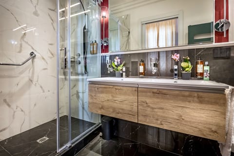 Shower, hydromassage showerhead, free toiletries, hair dryer