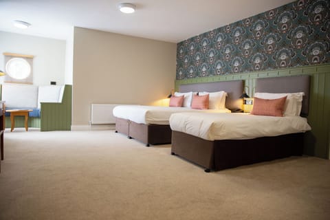 Triple Room - King and Single Bed | Iron/ironing board, free WiFi, bed sheets, wheelchair access