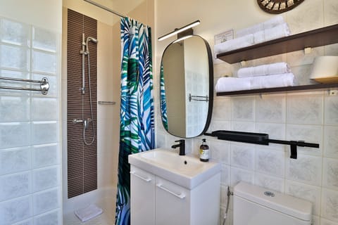 Standard Room, 2 Twin Beds, City View | Bathroom | Shower, free toiletries, hair dryer, towels