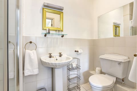 Standard Double Room | Bathroom | Shower, free toiletries, hair dryer, towels