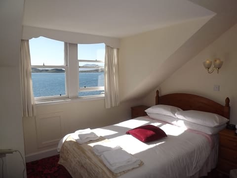 Minibar, desk, iron/ironing board, WiFi