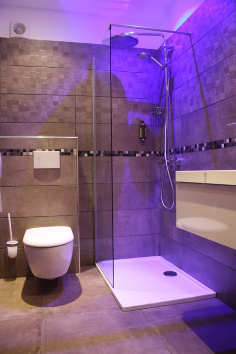 Single Room | Bathroom | Shower, rainfall showerhead, free toiletries, hair dryer