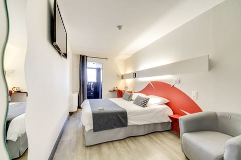 Comfort Double Room, 1 Queen Bed | Premium bedding, desk, cribs/infant beds, free WiFi