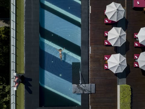 Outdoor pool, pool umbrellas, sun loungers