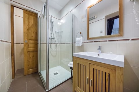 Double Room (Plaisance) | Bathroom | Deep soaking tub, free toiletries, hair dryer, slippers