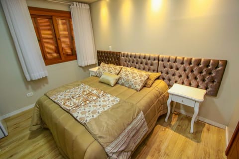 Luxury Suite, 1 Queen Bed, Non Smoking | 1 bedroom, pillowtop beds, minibar, free WiFi