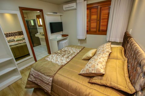 Luxury Suite, 1 Queen Bed, Non Smoking | 1 bedroom, pillowtop beds, minibar, free WiFi