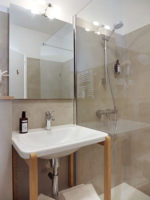 Classic Double Room, Non Smoking, Garden View | Bathroom | Shower, free toiletries, hair dryer, towels
