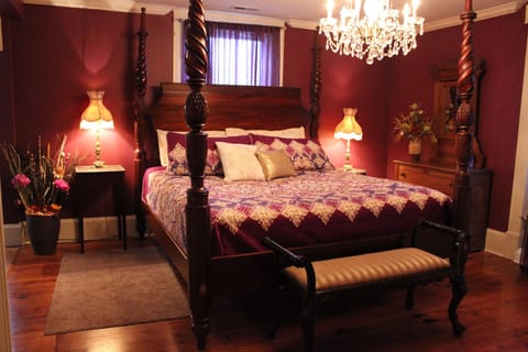 Turret King Suite | In-room safe, individually decorated, individually furnished