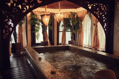 Indoor spa tub