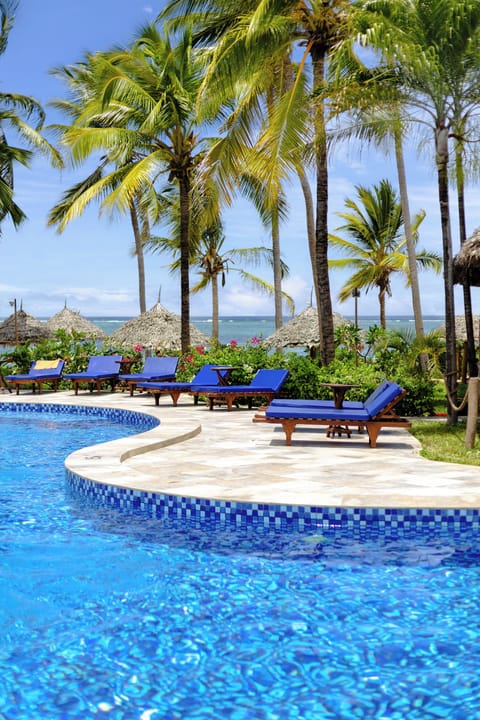 Outdoor pool, sun loungers