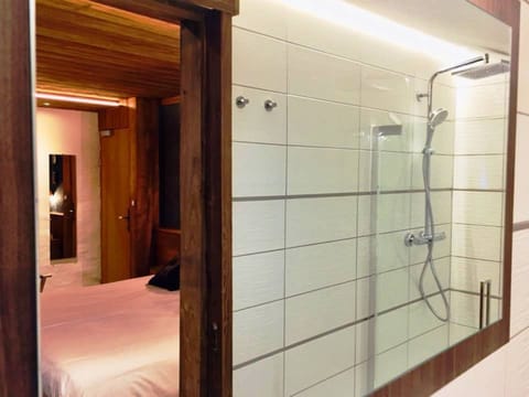 Double Room | Bathroom shower