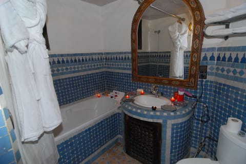 Royal Suite (Lalla Zineb) | Bathroom | Free toiletries, hair dryer, bidet, towels