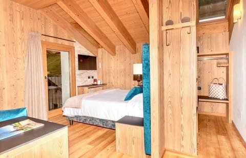 Deluxe Double Room | Premium bedding, in-room safe, desk, laptop workspace