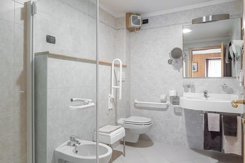 Comfort Double Room | Bathroom | Shower, free toiletries, hair dryer, bathrobes