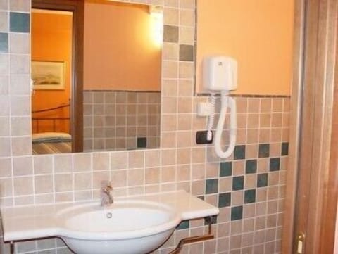Suite for 2 Breakfast Included | Bathroom | Hair dryer