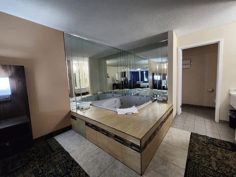 Standard Room, 1 King Bed, Hot Tub | Free WiFi, bed sheets