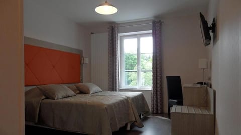 Desk, free cribs/infant beds, free WiFi, bed sheets