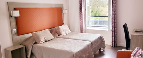 Standard Room, 2 Twin Beds | Desk, free cribs/infant beds, free WiFi, bed sheets