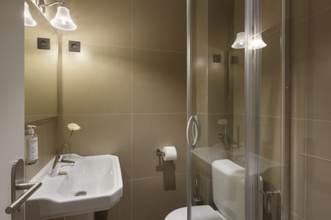 Classic Single Room | Bathroom | Free toiletries, hair dryer, towels