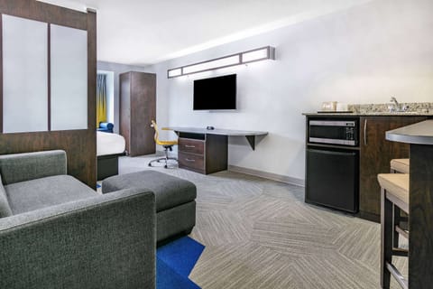 Studio Suite, 1 Queen Bed, Non Smoking | Hypo-allergenic bedding, desk, laptop workspace, blackout drapes