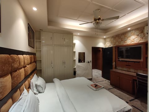 Superior Room, 1 Double Bed | Minibar, desk, soundproofing, rollaway beds