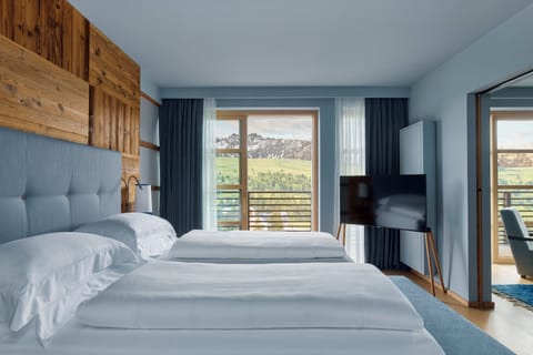 Deluxe Suite | Premium bedding, down comforters, minibar, in-room safe