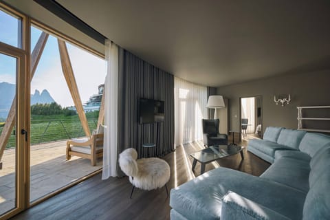 Deluxe Suite (Chalet Sella) | Premium bedding, down comforters, minibar, in-room safe